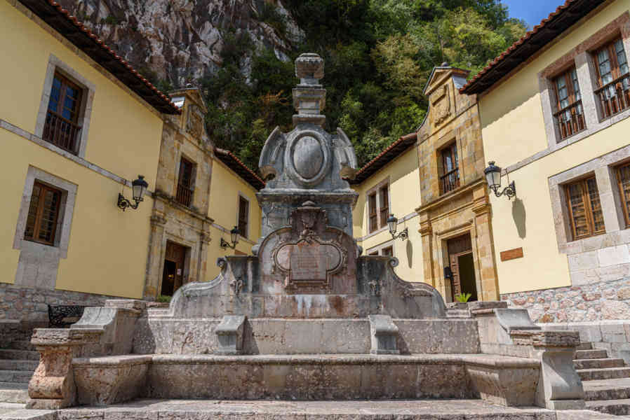 Principado de Asturias 046 - parque nacional de los Picos de Europa - santuario de Covadonga - casa de ejercicios.jpg